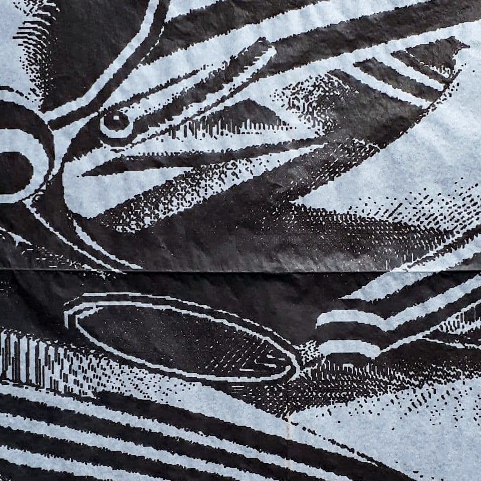 Detalhe de uma pipa com uma arte feita em processing. A arte apresenta objetos 3d que deixam rastros, todo em preto e branco.